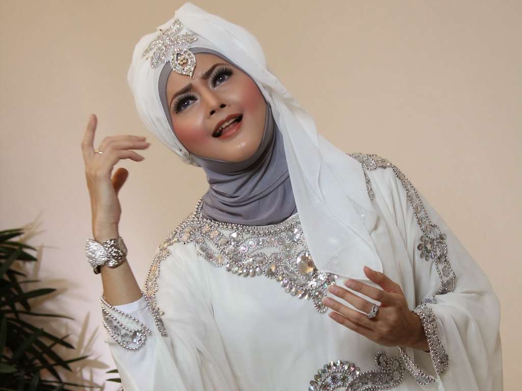 Tengok Gaya Busana Penyanyi Religi Cantik Ini