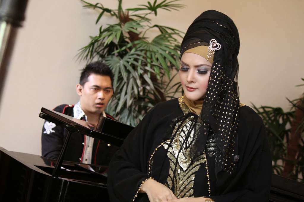 Tengok Gaya Busana Penyanyi Religi Cantik Ini