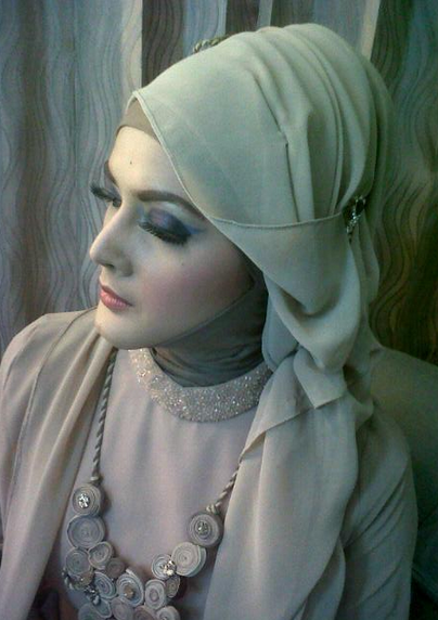 Tengok Gaya Busana Penyanyi Religi Cantik Ini