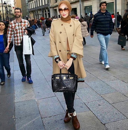 Fashion Muslim si Sosialita Nyentrik 