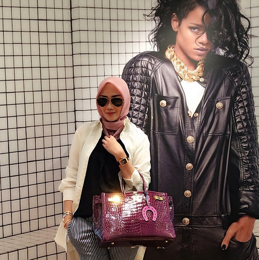 Fashion Muslim si Sosialita Nyentrik 