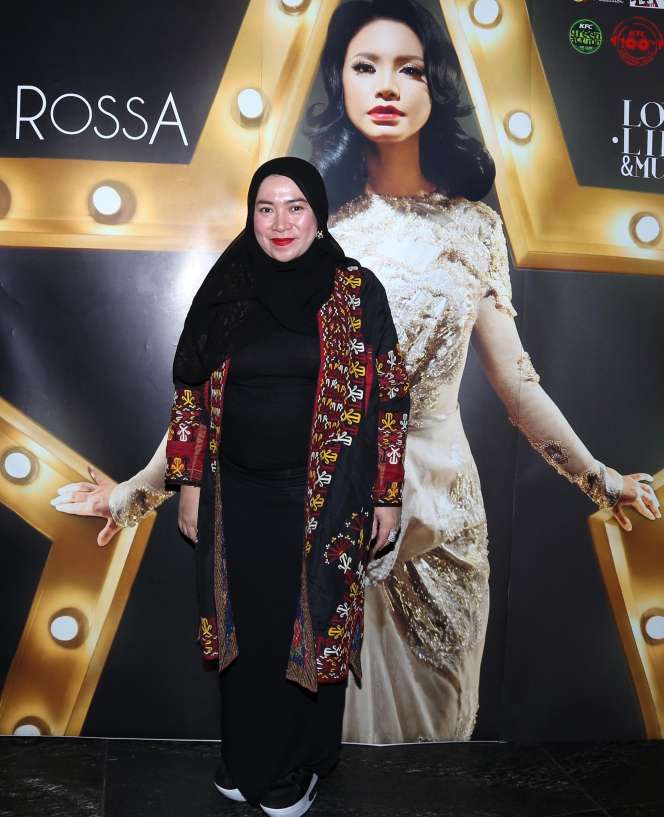 Dulu Nyentrik, Kini Melly Goeslaw Berhijab