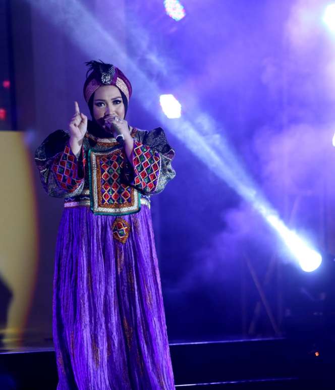 Dulu Nyentrik, Kini Melly Goeslaw Berhijab