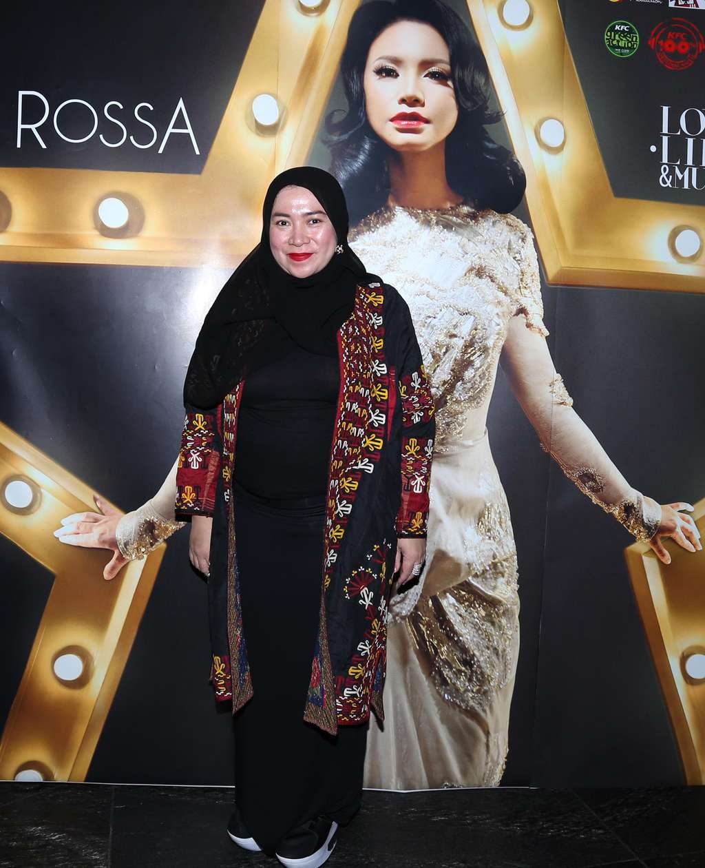 Dulu Nyentrik, Kini Melly Goeslaw Berhijab