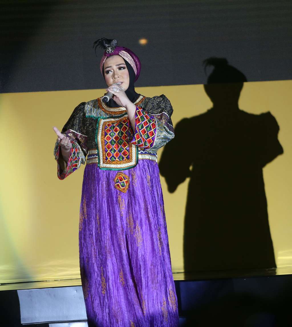 Dulu Nyentrik, Kini Melly Goeslaw Berhijab