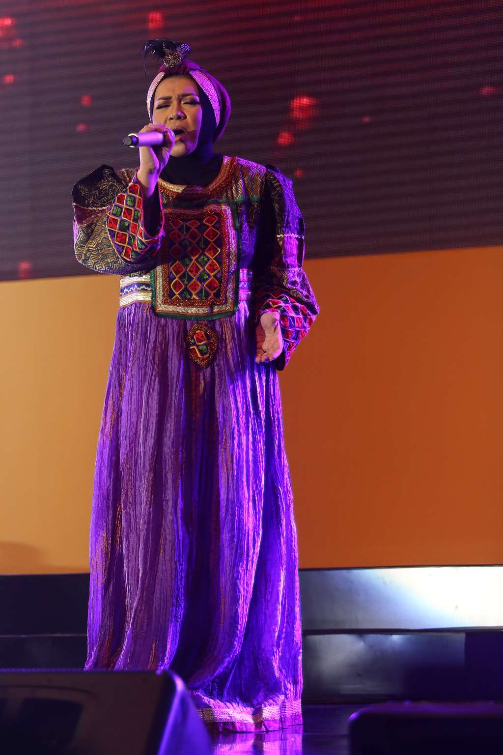 Dulu Nyentrik, Kini Melly Goeslaw Berhijab