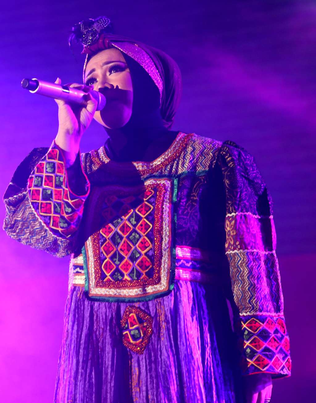 Dulu Nyentrik, Kini Melly Goeslaw Berhijab