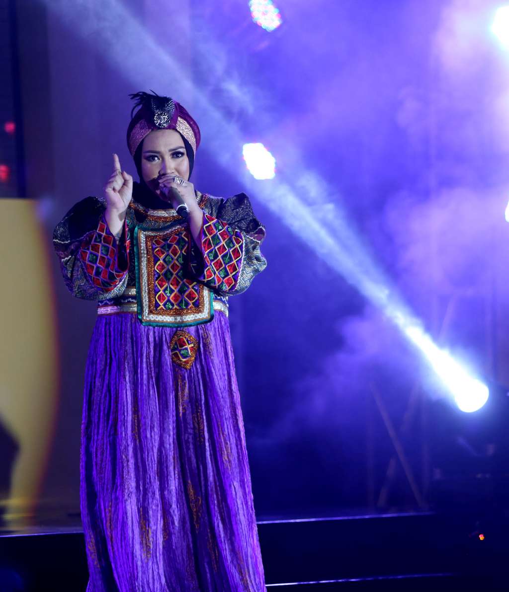 Dulu Nyentrik, Kini Melly Goeslaw Berhijab