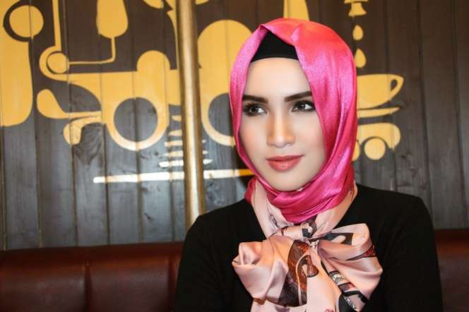 Si Cantik Atika Sari Bergaya Hijab Casual Trendi