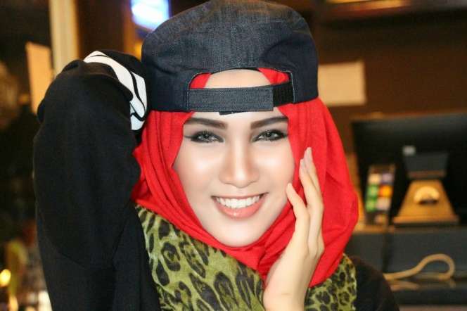 Si Cantik Atika Sari Bergaya Hijab Casual Trendi