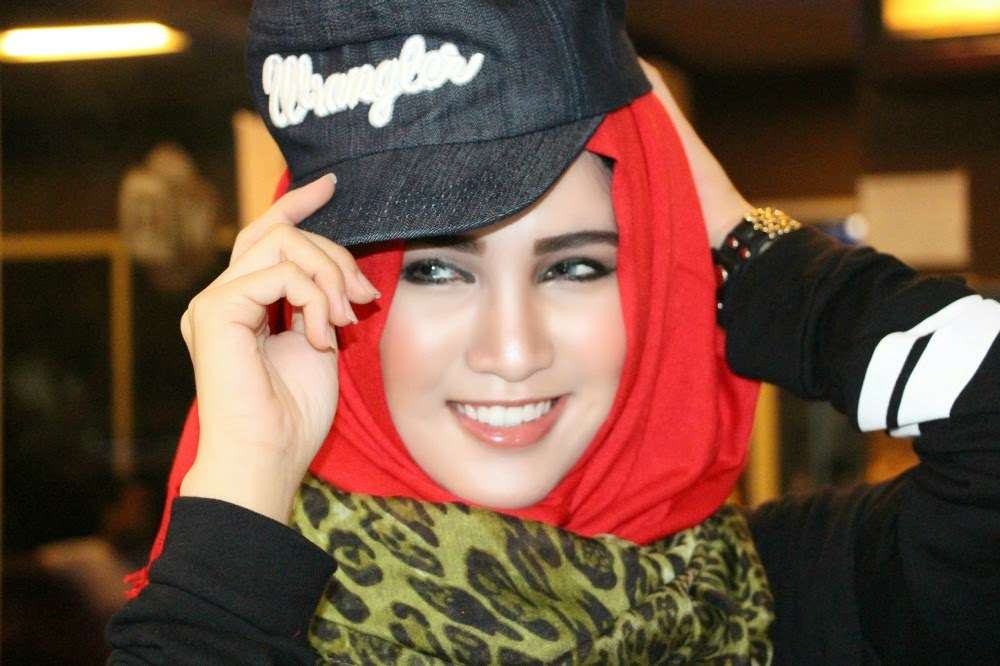 Si Cantik Atika Sari Bergaya Hijab Casual Trendi