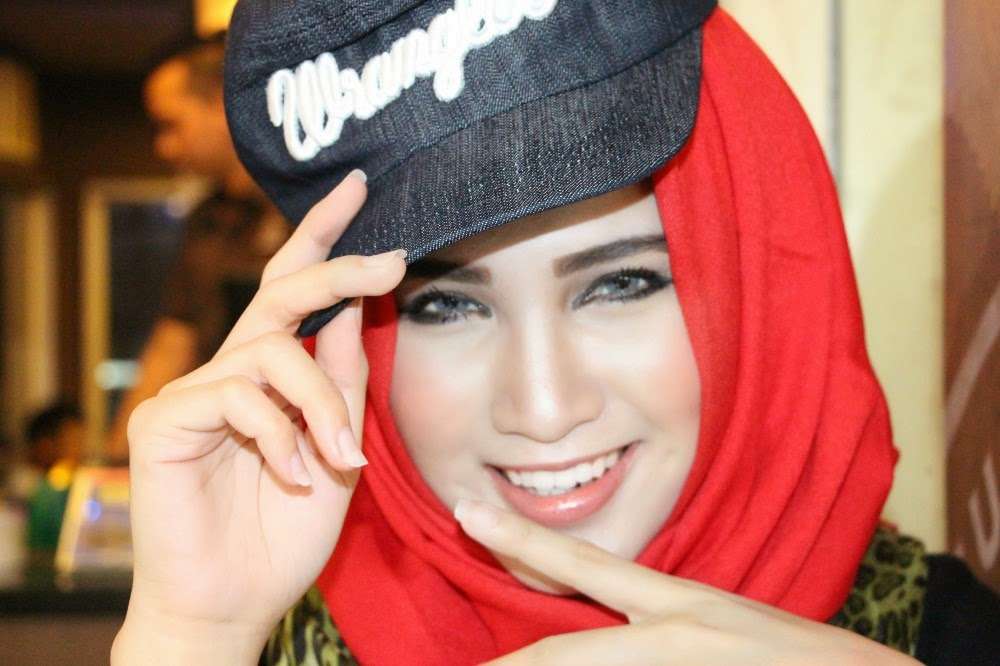 Si Cantik Atika Sari Bergaya Hijab Casual Trendi