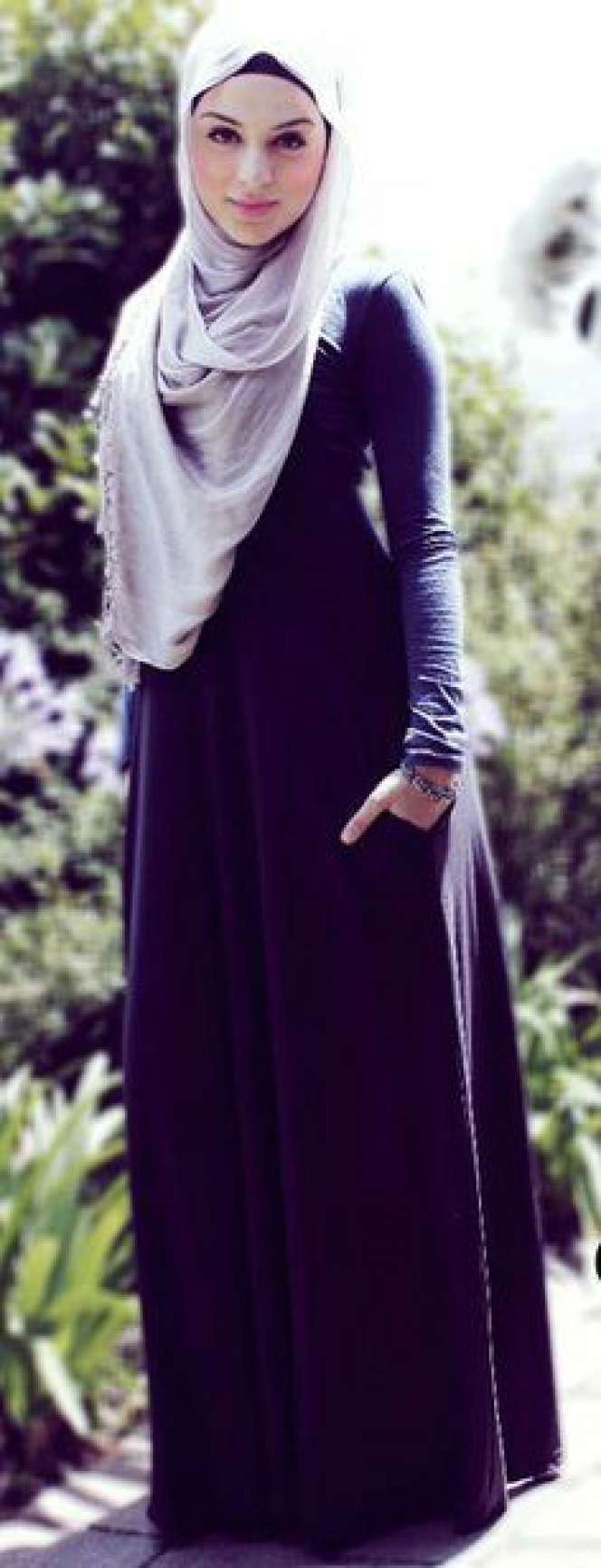 Cantik Elegan dalam Balutan Maxi-Dress