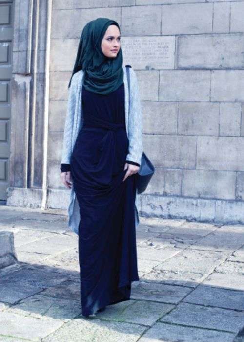 Cantik Elegan dalam Balutan Maxi-Dress