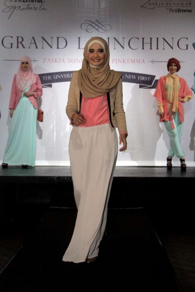 Keanggunan Busana Hijab `Zaskia Sungkar`