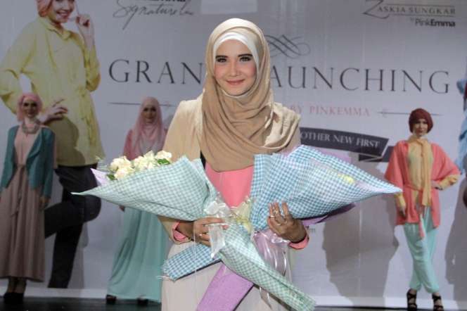 Keanggunan Busana Hijab `Zaskia Sungkar`