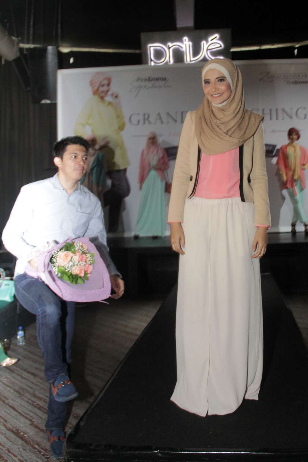 Keanggunan Busana Hijab `Zaskia Sungkar`