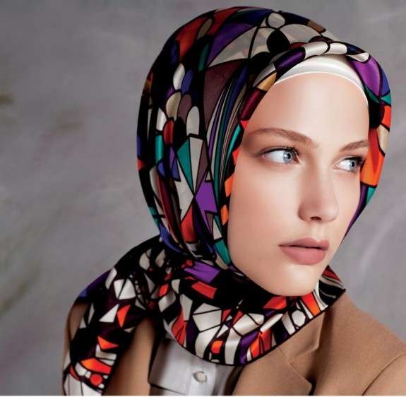 Ragam Scarf Sutra Bermotif Cantik
