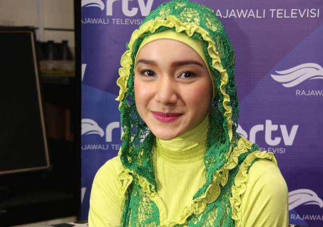 Gaya Hijab Cantik Istri Ustaz Riza