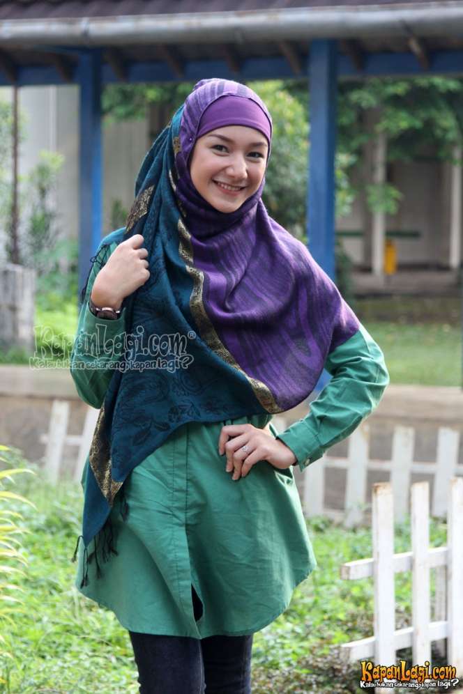 Gaya Hijab Cantik Istri Ustaz Riza