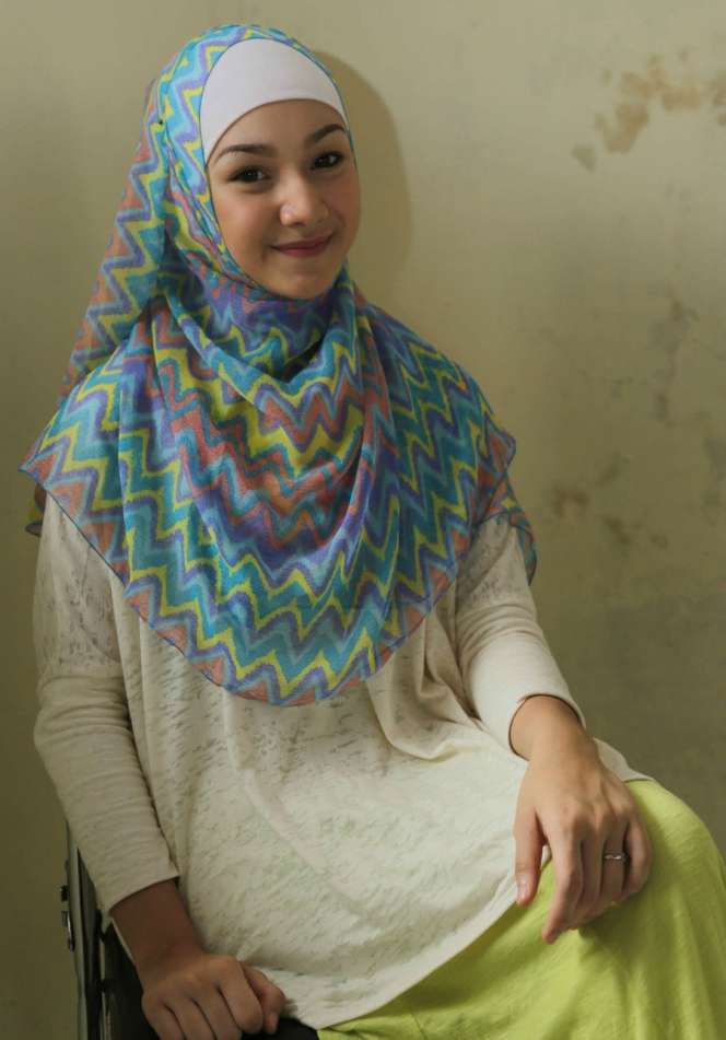 Gaya Hijab Cantik Istri Ustaz Riza