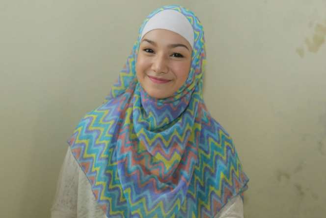 Gaya Hijab Cantik Istri Ustaz Riza