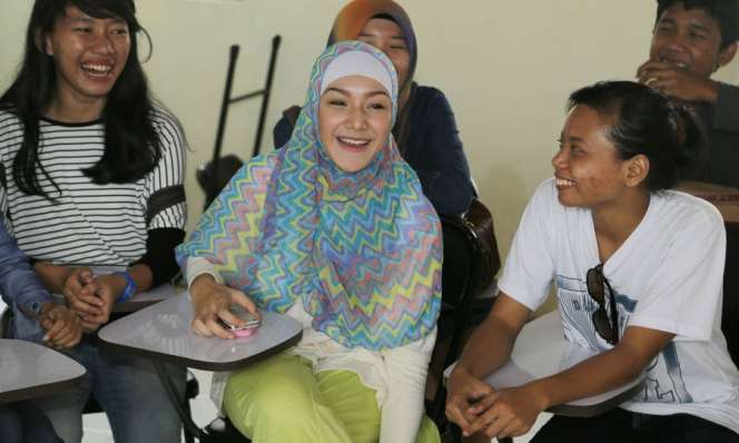 Gaya Hijab Cantik Istri Ustaz Riza