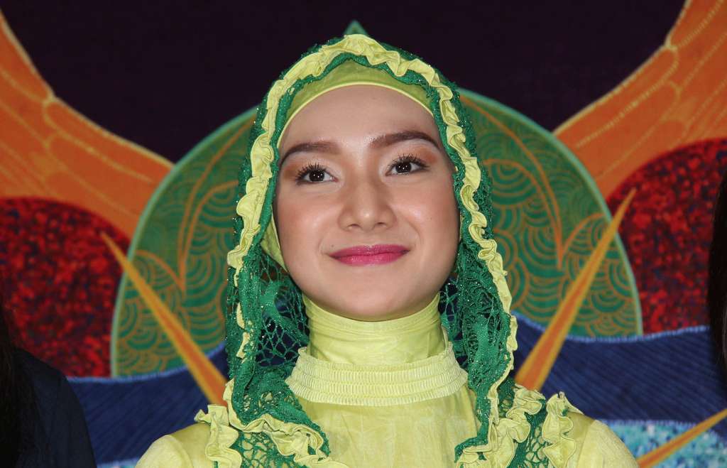 Gaya Hijab Cantik Istri Ustaz Riza
