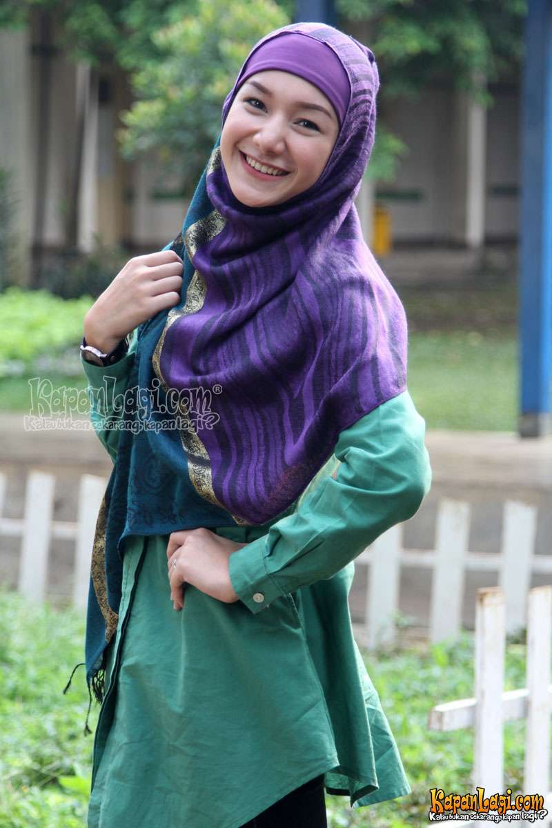 Gaya Hijab Cantik Istri Ustaz Riza