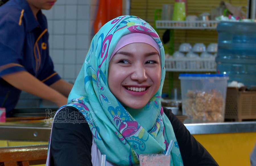 Gaya Hijab Cantik Istri Ustaz Riza