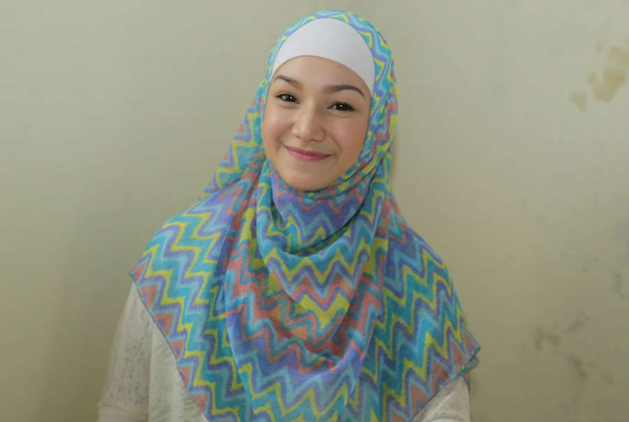 Gaya Hijab Cantik Istri Ustaz Riza