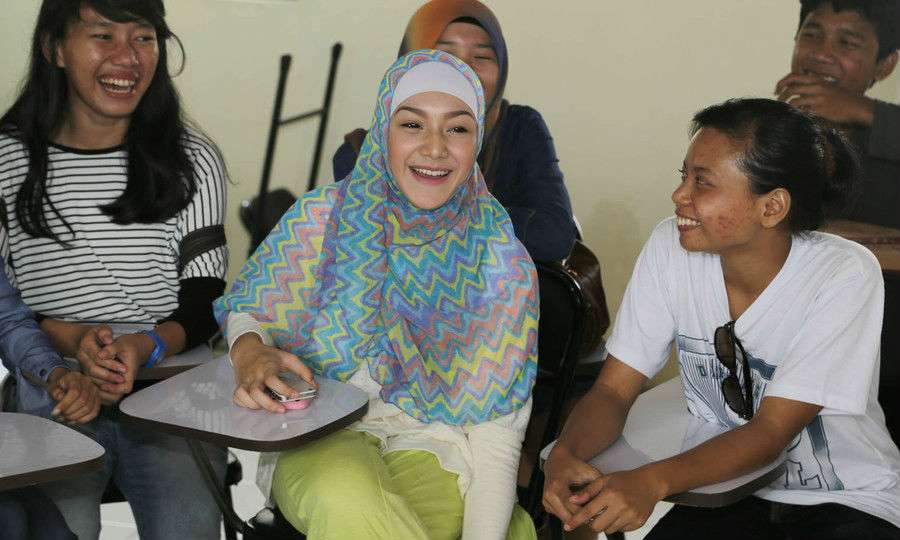 Gaya Hijab Cantik Istri Ustaz Riza