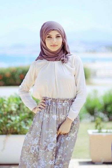 Tampil Feminin dengan Rok Floral