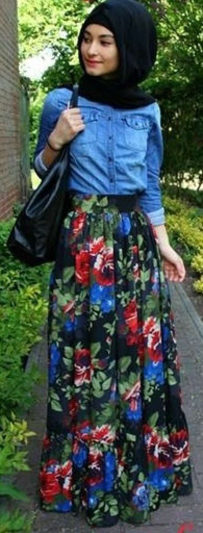 Tampil Feminin dengan Rok Floral