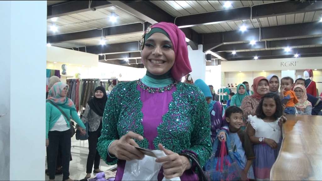 Gaya Hijab Dokter Cantik Si Ahli Gizi 