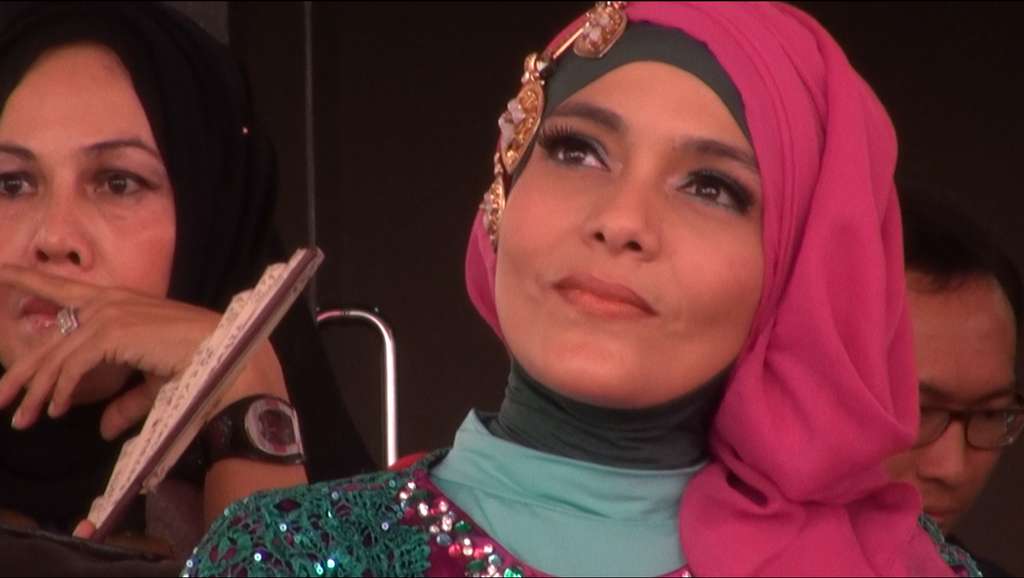 Gaya Hijab Dokter Cantik Si Ahli Gizi 