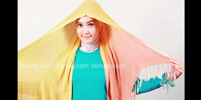 Gaya Casual dengan Pashmina Rajut