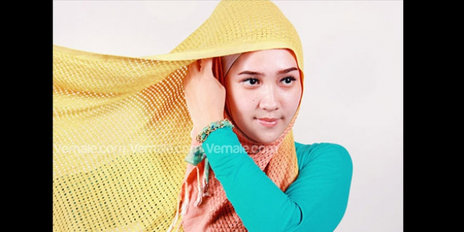Gaya Casual dengan Pashmina Rajut
