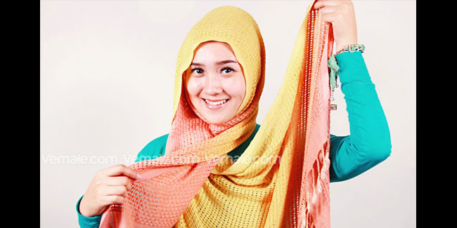 Gaya Casual dengan Pashmina Rajut