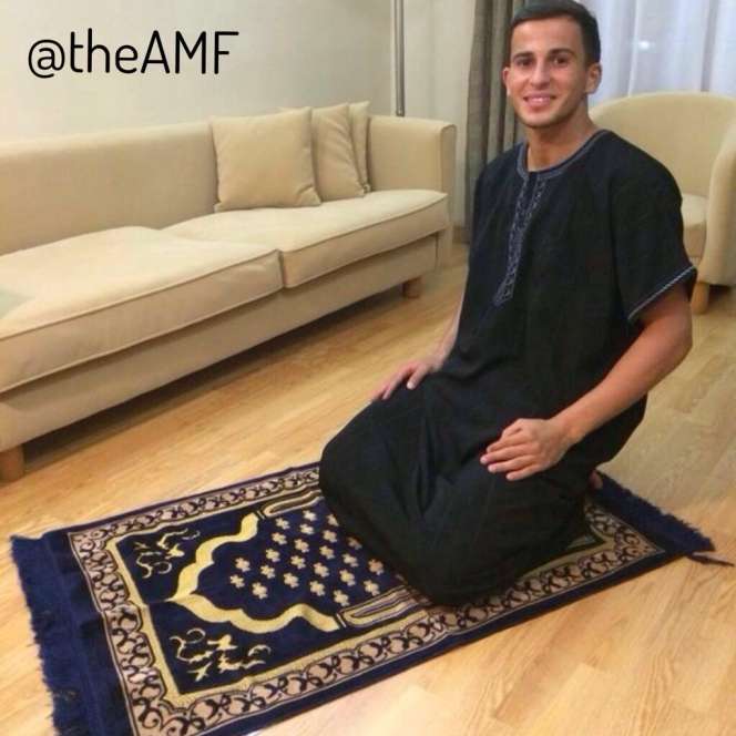 Saat Pesepakbola Muslim Ternama Bermunajat