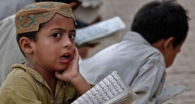 Potret Si Kecil Belajar Ibadah Saat Ramadan