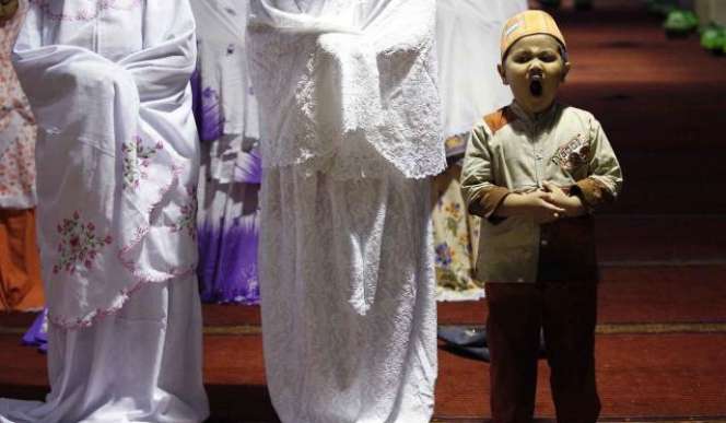 Potret Si Kecil Belajar Ibadah Saat Ramadan