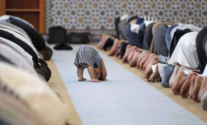 Potret Si Kecil Belajar Ibadah Saat Ramadan