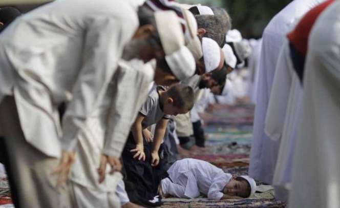 Potret Si Kecil Belajar Ibadah Saat Ramadan