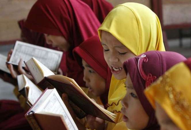 Potret Si Kecil Belajar Ibadah Saat Ramadan