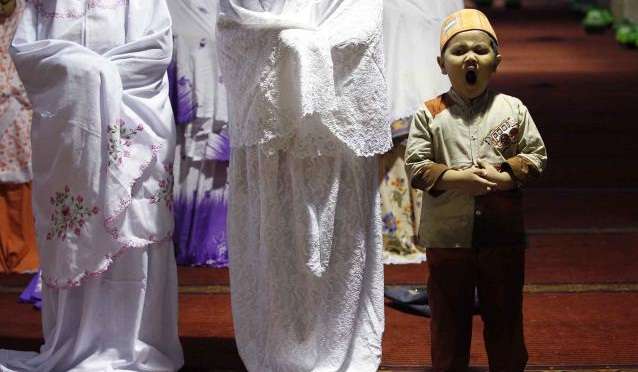 Potret Si Kecil Belajar Ibadah Saat Ramadan