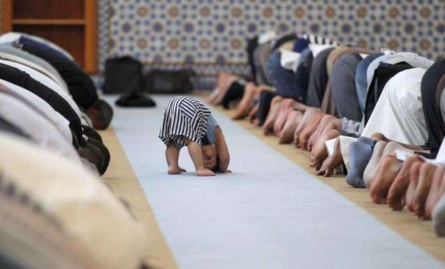 Potret Si Kecil Belajar Ibadah Saat Ramadan