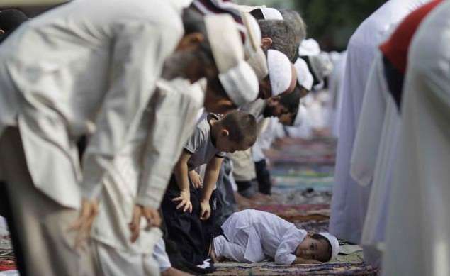 Potret Si Kecil Belajar Ibadah Saat Ramadan