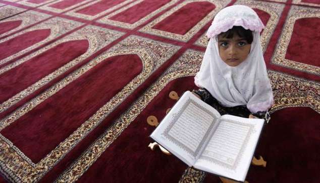 Potret Si Kecil Belajar Ibadah Saat Ramadan