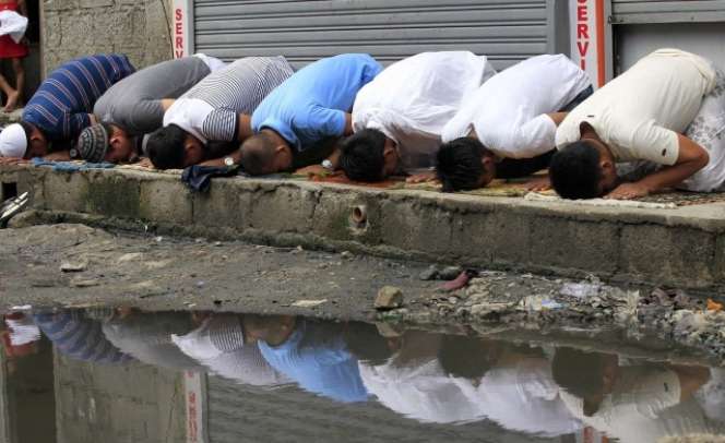 Kekhusyukan Salat Tak Memandang Tempat